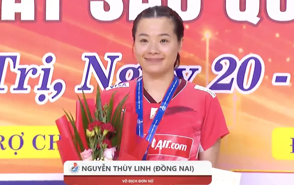 Nguyễn Thùy Linh nhận HC vàng giải cầu lông các tay vợt xuất sắc toàn quốc 2026, trưa 25/10 tại nhà thi đấu tỉnh Quảng Trị. Ảnh: Chụp màn hình (VnExpress — Thể thao)