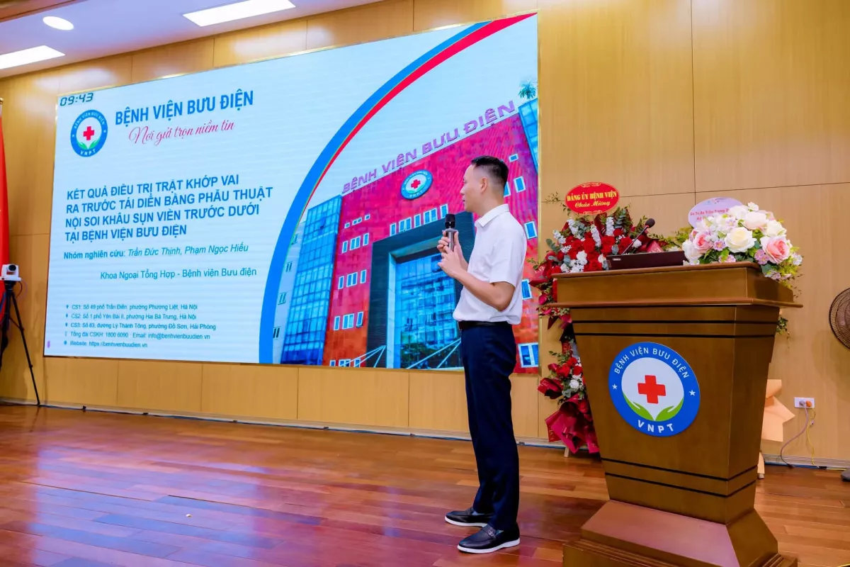 BS Thịnh chia sẻ kết quả nghiên cứu về điều trị trật khớp vai. Ảnh: Kim Quy (Báo Sức khỏe & Đời sống)