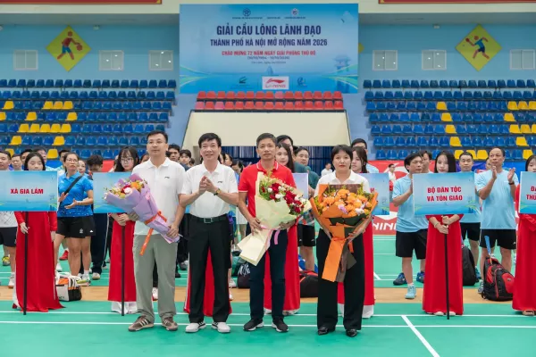 Từ trái: Ông Nguyễn Huy Thắng - Chủ tịch Liên đoàn cầu lông Hà Nội (thứ 2) trao tặng hoa, tri ân các nhà tài trợ chính cho Giải phong trào Lãnh đạo Hà Nội mở rộng 2026. Ả (Nhadautu.vn)